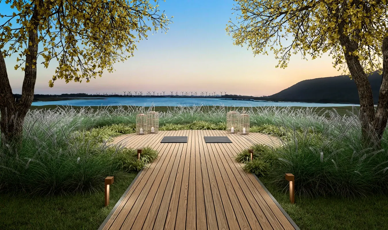 Projeto Nau Marina — deck de madeira sobre campo à beira d'água
